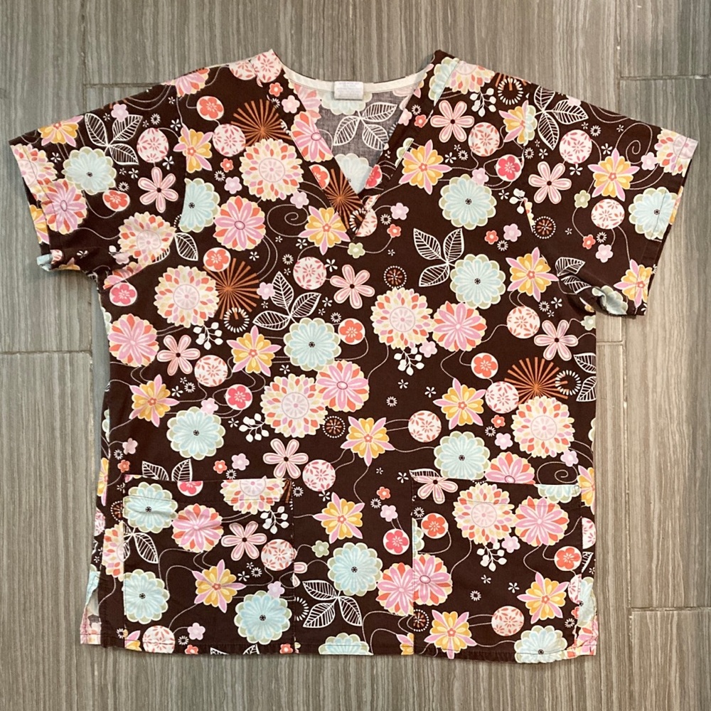 M fits like a L Tafford Scrub Top. Pretty pastels on brown! 🌸